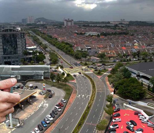 Cop Shoots at Fleeing Vehicle in Taipan