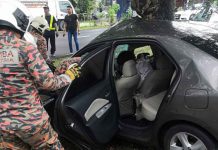 DRIVER LOSES CONTROL AND CRASHES CAR ALONG PERSIARAN TUJUAN