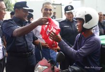 10 COPS FOUND WITH CASH DURING ROADBLOCK PUT ON ADMINISTRATIVE DUTIES