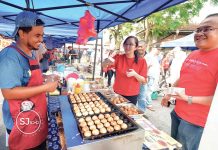 ADUN SJ Shares Kurma during Walkabout
