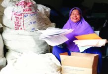 SS17 Mother-Daughter Recycling Duo Appeals for Continuation After Eviction Notice